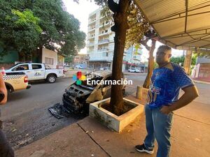 Voraz incendio consumió un vehículo en pleno centro de Encarnación