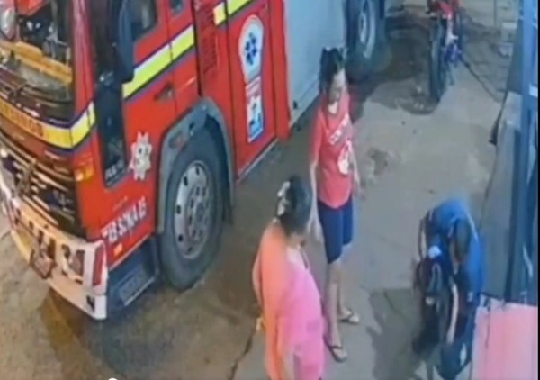 Bomberos salvan a niña de 4 años que se atragantó con el zapatito de una muñeca - ADN Digital