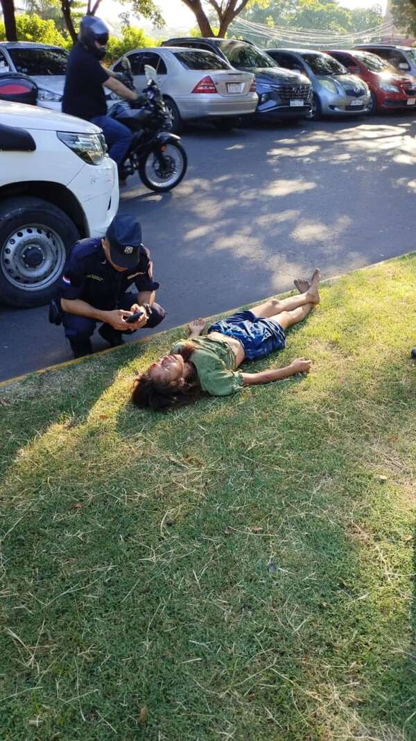 Joven cae casi cuatro metros desde mirador detrás del Cabildo - Policiales - ABC Color