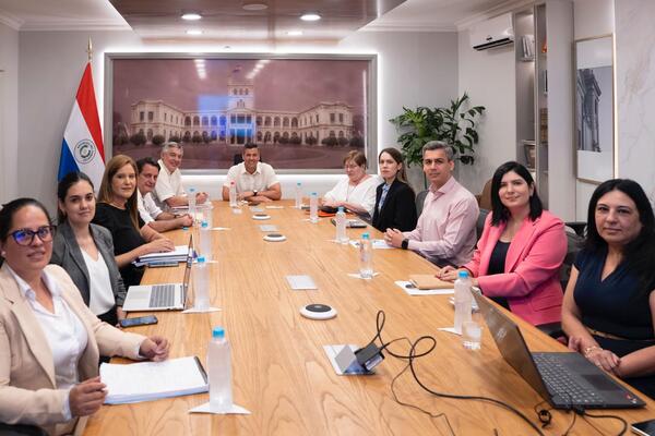 Peña evaluó con el MEC el avance de la entrega de kits escolares y obras en infraestructura educativa