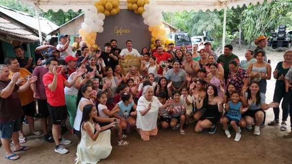 Celebran los 103 años de una mujer en una compañía de Independencia