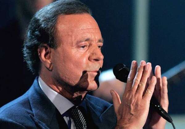 Un biógrafo de Julio Iglesias revisará su libro tras las acusaciones de agresión sexual - Mundo - ABC Color