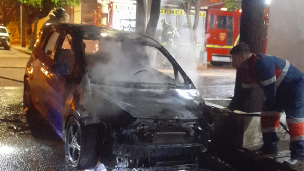 Video: Auto de un conductor de plataforma arde en llamas en Encarnación