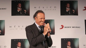 Dos ex empleadas denuncian agresiones sexuales de Julio Iglesias, según medios en español