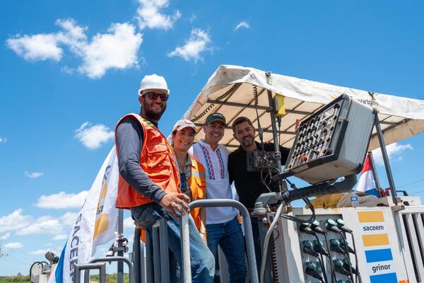 Peña encabezó la primera vertida de concreto hidráulico en una ruta nacional - El Trueno