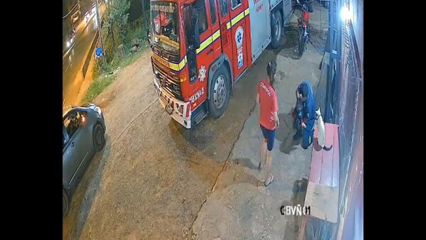 Bomberos le salvan la vida a nena que se atragantó con un zapatito de muñeca