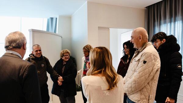 Meloni recibe en el aeropuerto de Roma a los dos italianos excarcelados en Venezuela