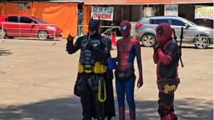 Superhéroes hacen pausa para tomar tereré en Caacupé