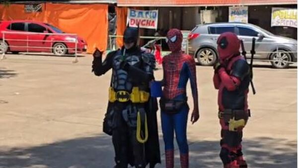Superhéroes hacen pausa para tomar tereré en Caacupé