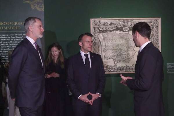 Felipe VI y Emmanuel Macron visitan una exposición en Versalles - Gente - ABC Color