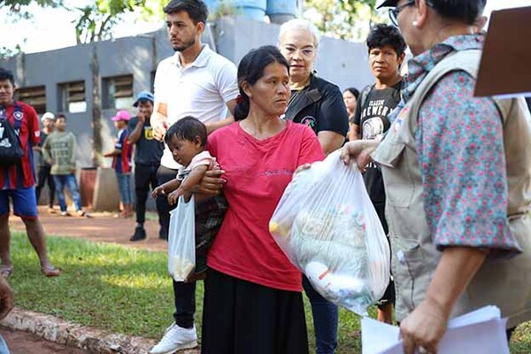 Asisten a familias indígenas instaladas frente a la Gobernación de Alto Paraná | DIARIO PRIMERA PLANA