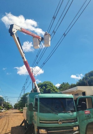 ANDE prosigue trabajos de mantenimiento integral de redes eléctricas en Alto Paraná - ADN Digital