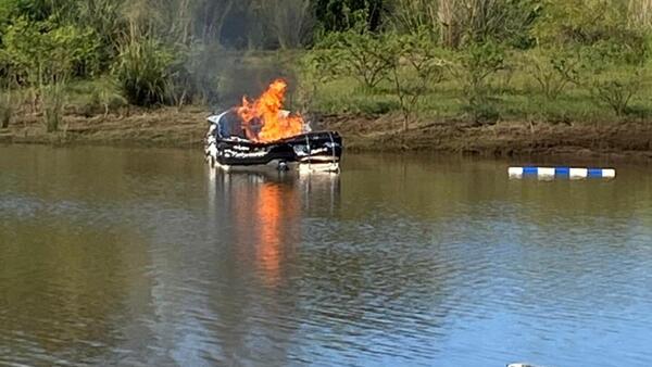 Incendio de embarcación en Paso de Patria causa susto