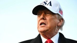 Video: Trump es filmado haciendo un gesto obsceno durante visita a una fábrica