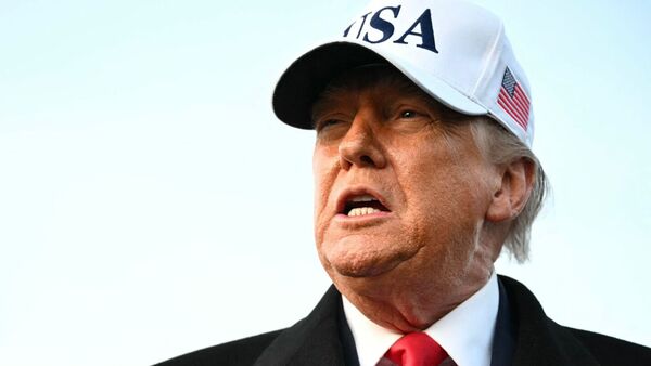 Video: Trump es filmado haciendo un gesto obsceno durante visita a una fábrica