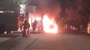 Automóvil arde en llamas en pleno centro de Encarnación