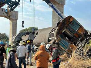 Al menos 22 muertos al caer una grúa sobre un tren en movimiento en Tailandia - Mundo - ABC Color