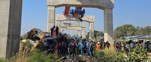 Tailandia: grúa cayó sobre un tren de pasajeros y dejó al menos 22 fallecidos