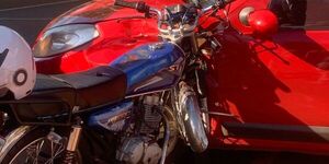 MOTOCICLETA QUEDÓ INCRUSTADA EN UN AUTO Y SU CONDUCTOR TERMINÓ LESIONADO