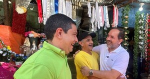Samaniego sale a captar votos en el Mercado 4 con Villalba para no perder terreno en la campaña