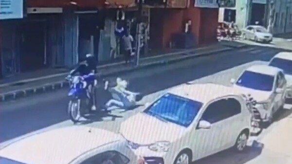 Motochorros fue cascoteado por un vecino tras robar una joyería en Luque