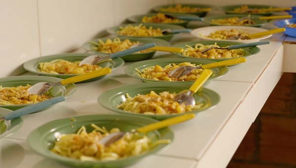 Programa escolar garantiza almuerzo y kits en 22 distritos del país