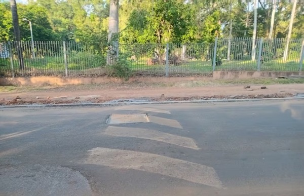 Comuna elimina lomadas obsoletas en cruces clave