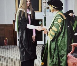 Paraguaya culminó maestría como becaria en Reino Unido con la más alta calificación