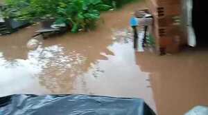 Popular / Desborde del río Ypané por obras opyta viviendas bajo agua en Concepción