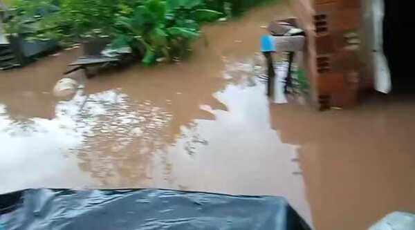 Popular / Desborde del río Ypané por obras opyta viviendas bajo agua en Concepción
