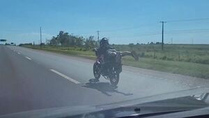 Detienen a motociclista por exponer su vida en plena ruta