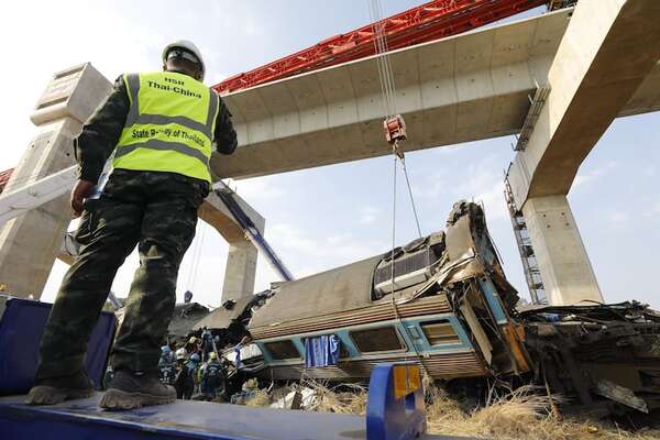 Ya son 32 los fallecidos tras caída de una grúa sobre un tren en Tailandia - Mundo - ABC Color