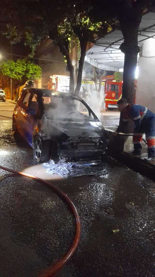 Incendian vehículo de venezolano en Encarnación - La Tribuna