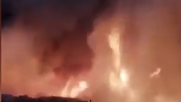 Bomberos controlan incendio de un vertedero clandestino en el barrio Santa Librada