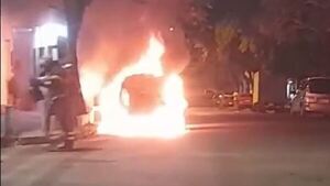 Martes 13 se hizo sentir en Encarnación: un auto recién comprado ardió en llamas