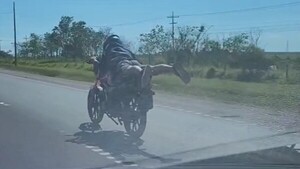 Video: Motociclista realiza piruetas imprudentes en la ruta PY02 en Caaguazú
