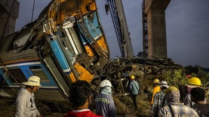 Grúa cayó sobre un tren en Tailandia y mató a 32 personas | Unicanal