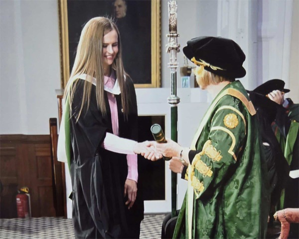 Paraguaya de Bahía Negra logra máxima distinción en el Reino Unido  - La Tribuna