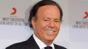 Julio Iglesias es acusado de acoso y trata de personas