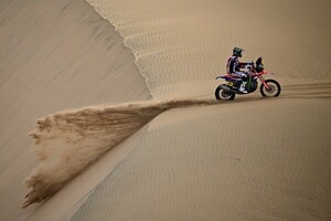 Dakar: Van Beveren gana la décima etapa en motos, Benavides roza el liderato