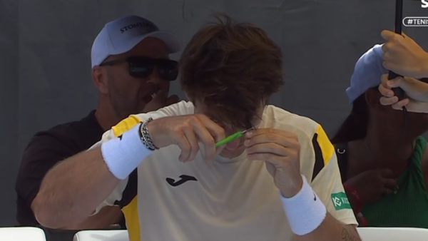 Se cortó el cabello en pleno partido de tenis