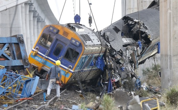 Tailandia: una grúa cayó sobre un tren de pasajeros y dejó decenas de víctimas
