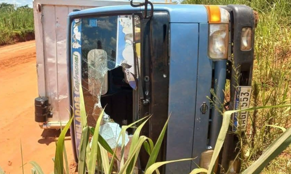 Canindeyú: Interceptan camión de helados, roban la recaudación y huyen tras un vuelco - OviedoPress