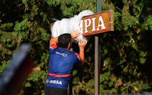 Taparon el nombre "Olimpia" en tribuna destinada a hinchas de Cerro Porteño