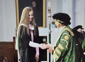 Paraguaya culmina con éxito maestría en Reino Unido