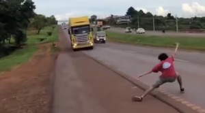 Imputan a joven tras peligroso desafío viral en ruta - Noticiero Paraguay