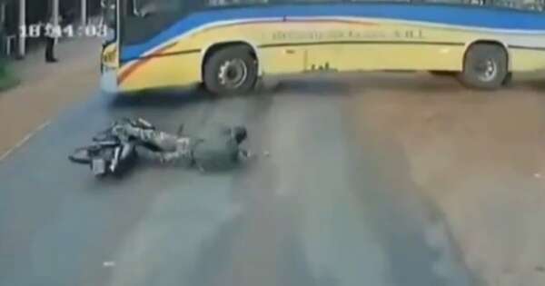 La Nación / Motociclista estuvo a punto de ser arrollado por un ómnibus y se salvó de milagro en Luque