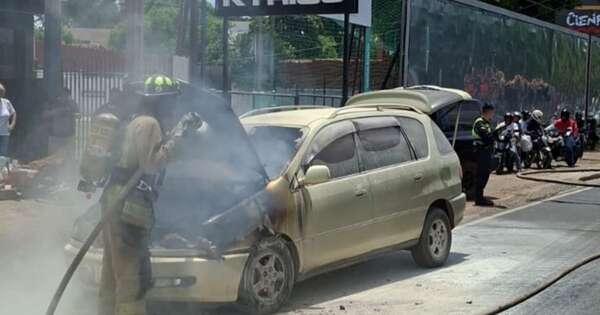 Diario HOY | Automóvil ardió en llamas en plena avenida Mariscal López