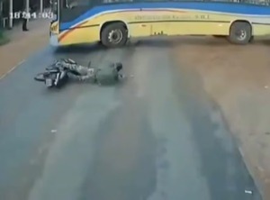 Popular / (Video) Motociclista se salva de morir bajo las ruedas de un bus