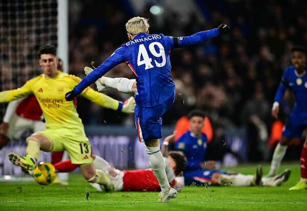 Doblete de Garnacho mantiene con vida al Chelsea en la Copa de la Liga Inglesa - Fútbol Internacional - ABC Color